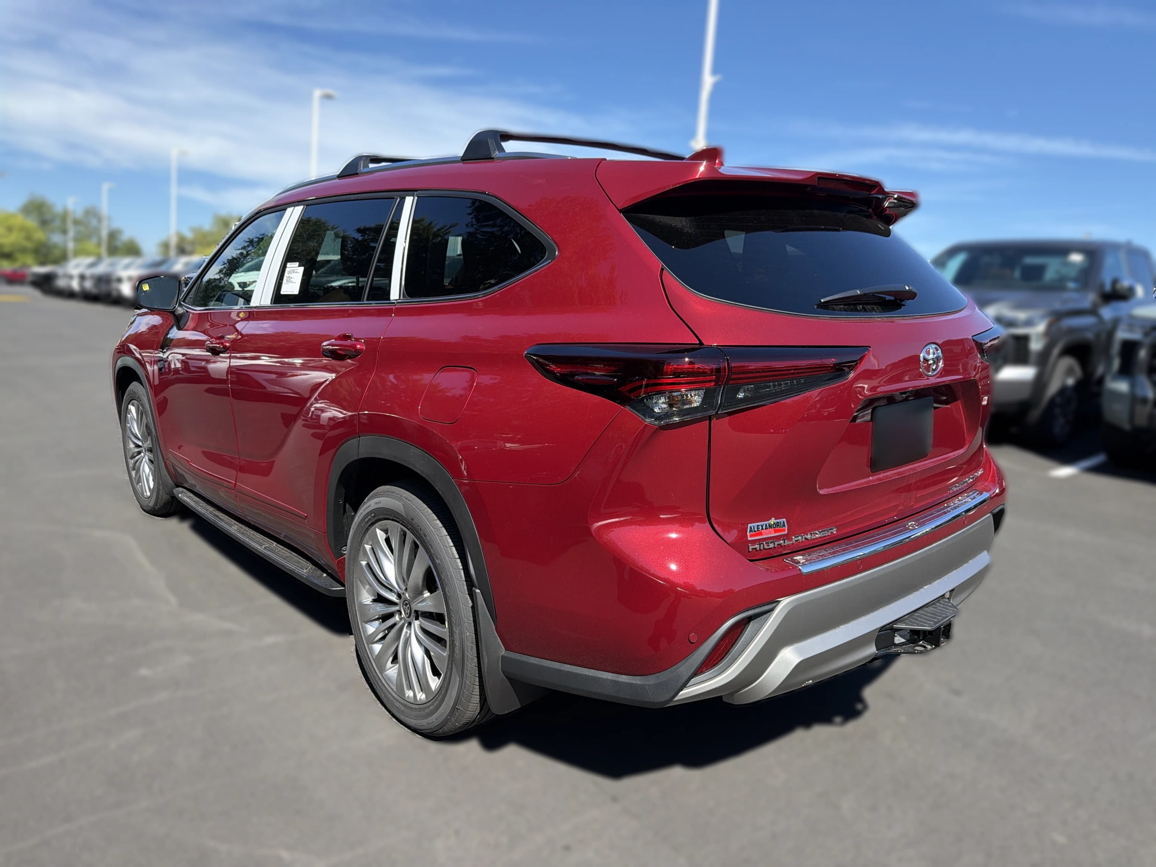 Toyota Highlander Platinum AWD (Natl) 2026 — side view