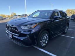 Toyota Highlander Limited AWD (Natl) 2026 — side view