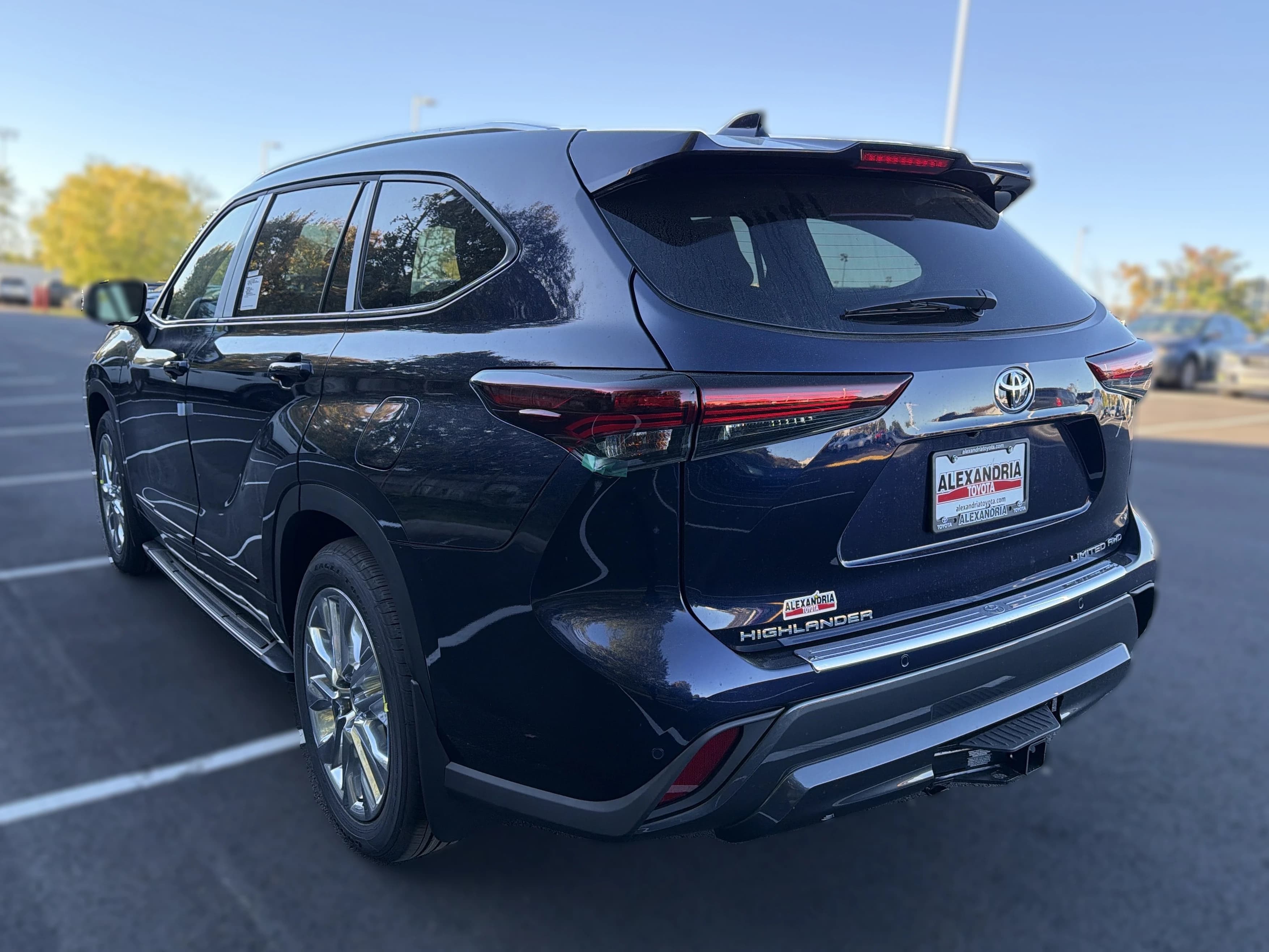 Toyota Highlander Limited AWD (Natl) 2026 — side view