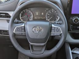 Toyota Highlander XLE AWD (Natl) 2026 — side view