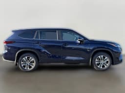 Toyota Highlander XLE AWD (Natl) 2026 — side view