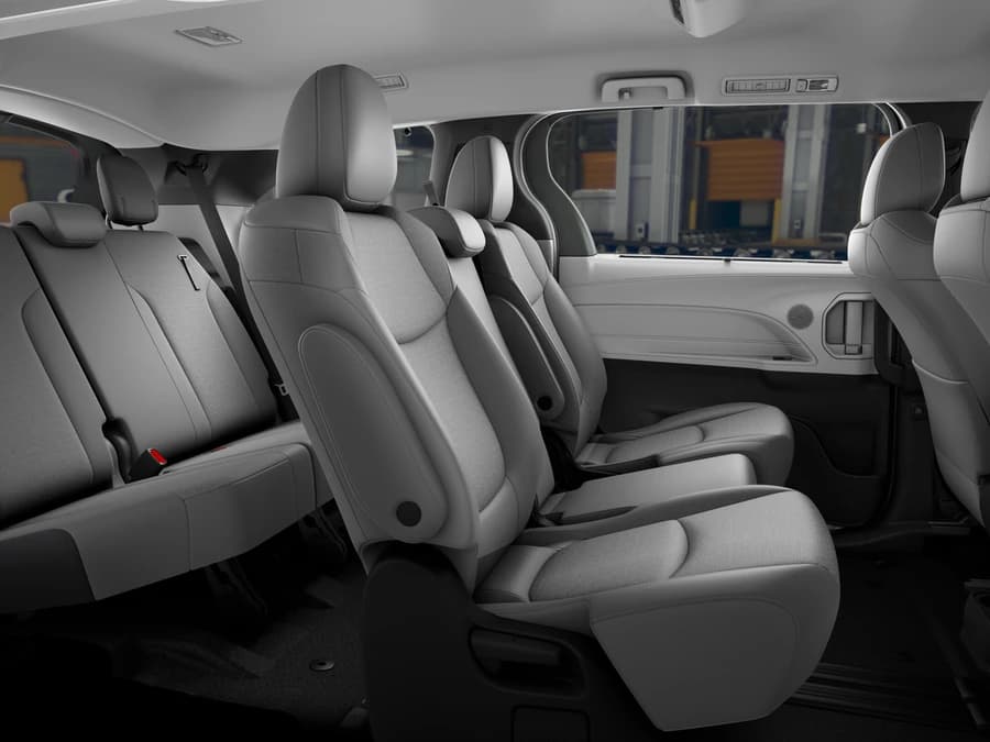 Toyota Sienna LE FWD 8-Passenger (Natl) 2026 — side view