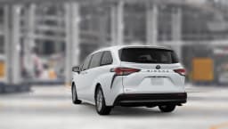 Toyota Sienna LE FWD 8-Passenger (Natl) 2026 — side view