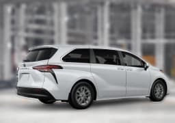 Toyota Sienna LE FWD 8-Passenger (Natl) 2026 — side view
