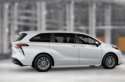Toyota Sienna LE FWD 8-Passenger (Natl) 2026 — side view