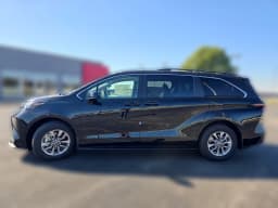 Toyota Sienna LE AWD 8-Passenger (Natl) 2026 — side view