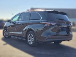 Toyota Sienna LE AWD 8-Passenger (Natl) 2026 — side view