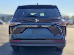 Toyota Sienna LE AWD 8-Passenger (Natl) 2026 — side view