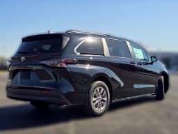 Toyota Sienna LE AWD 8-Passenger (Natl) 2026 — side view