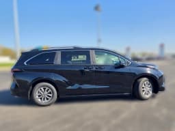 Toyota Sienna LE AWD 8-Passenger (Natl) 2026 — side view