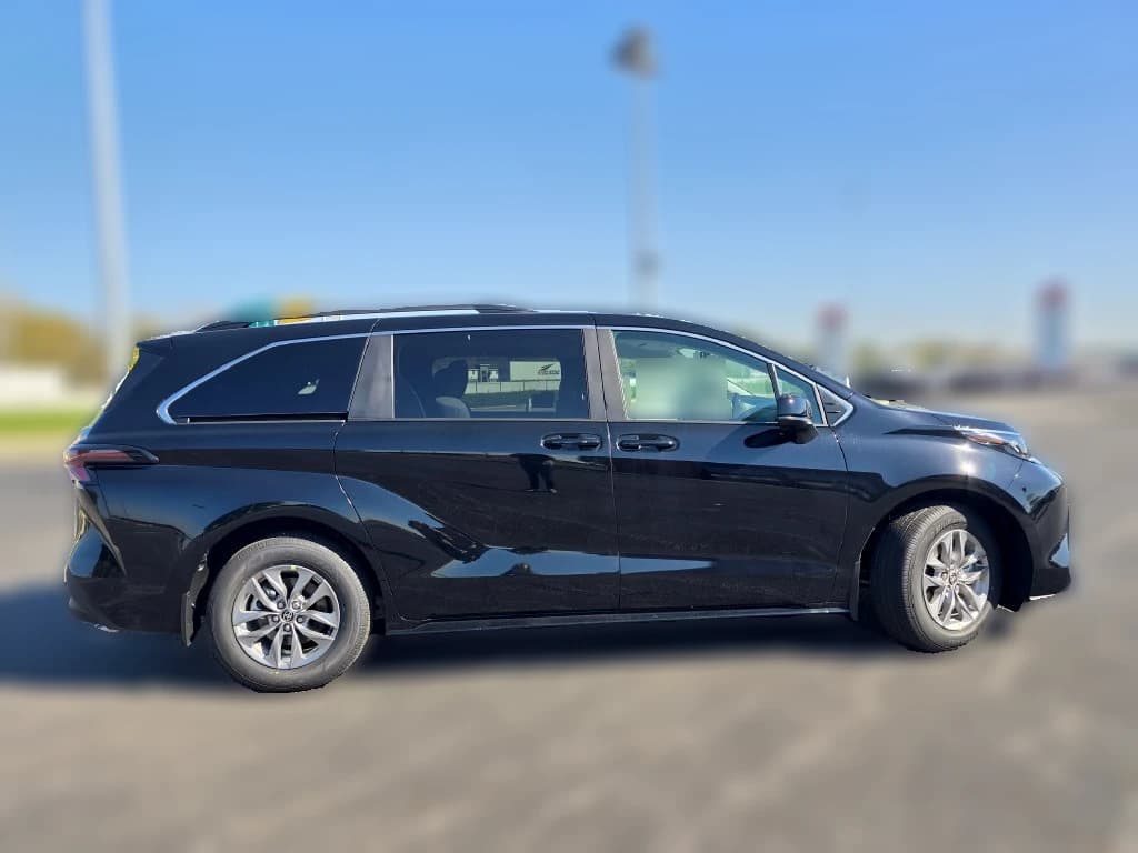 Toyota Sienna LE AWD 8-Passenger (Natl) 2026 — side view