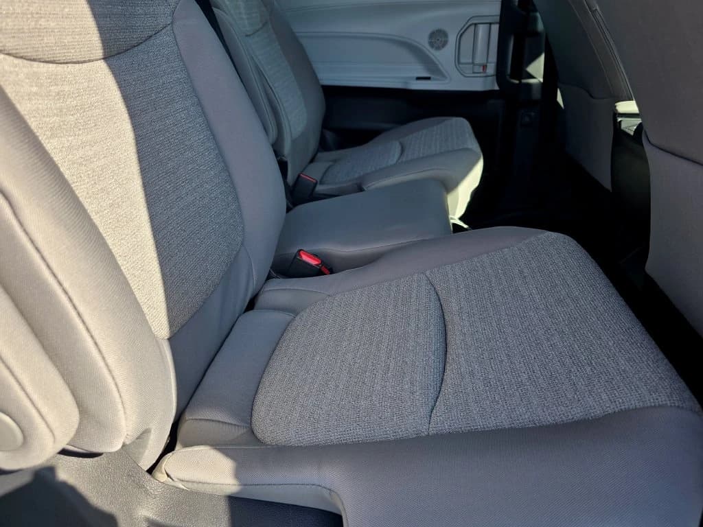 Toyota Sienna LE AWD 8-Passenger (Natl) 2026 — side view