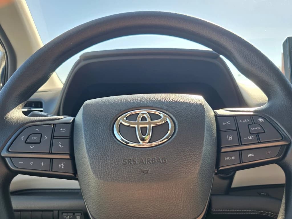 Toyota Sienna LE AWD 8-Passenger (Natl) 2026 — side view
