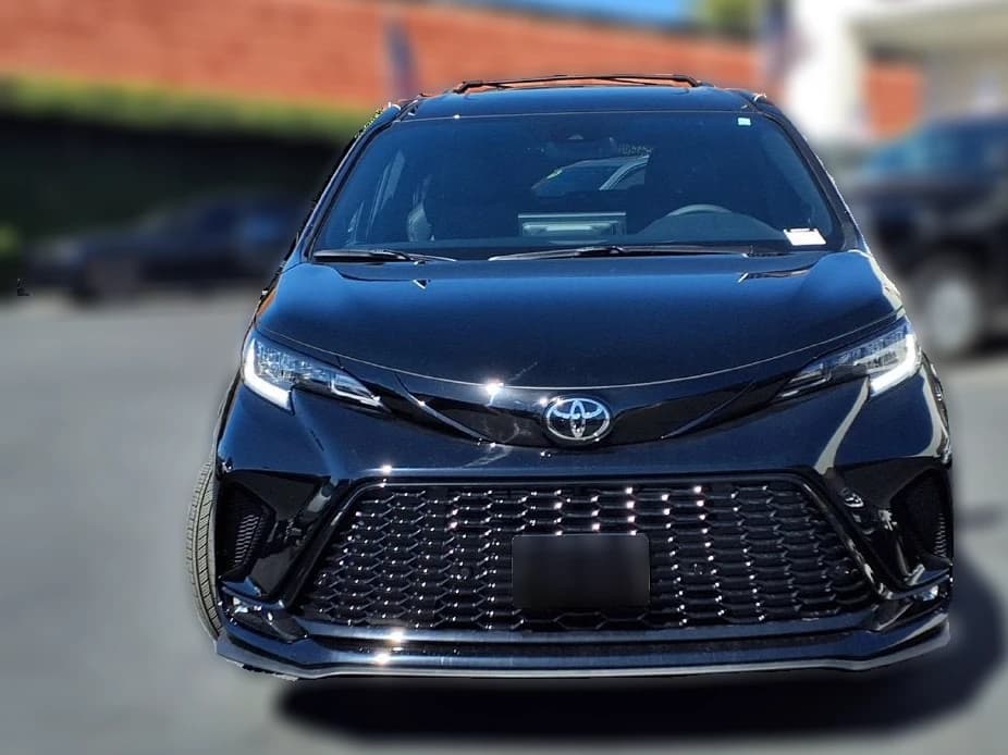 Toyota Sienna XSE FWD 7-Passenger (Natl) 2026 — side view