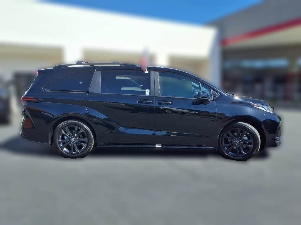 Toyota Sienna XSE FWD 7-Passenger (Natl) 2026 — side view