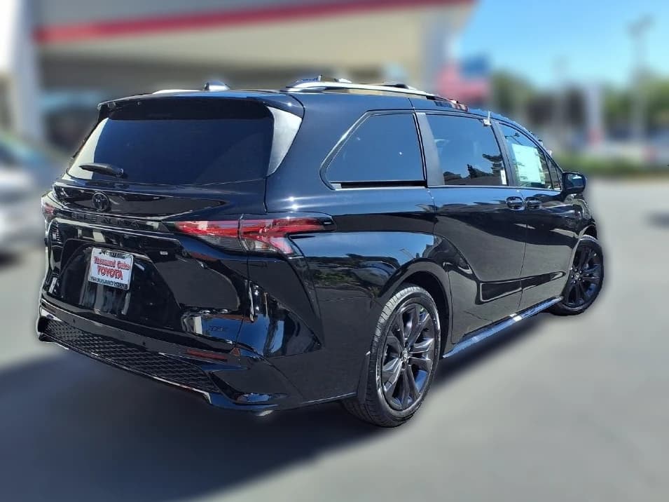 Toyota Sienna XSE FWD 7-Passenger (Natl) 2026 — side view