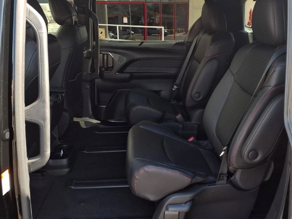 Toyota Sienna XSE FWD 7-Passenger (Natl) 2026 — side view