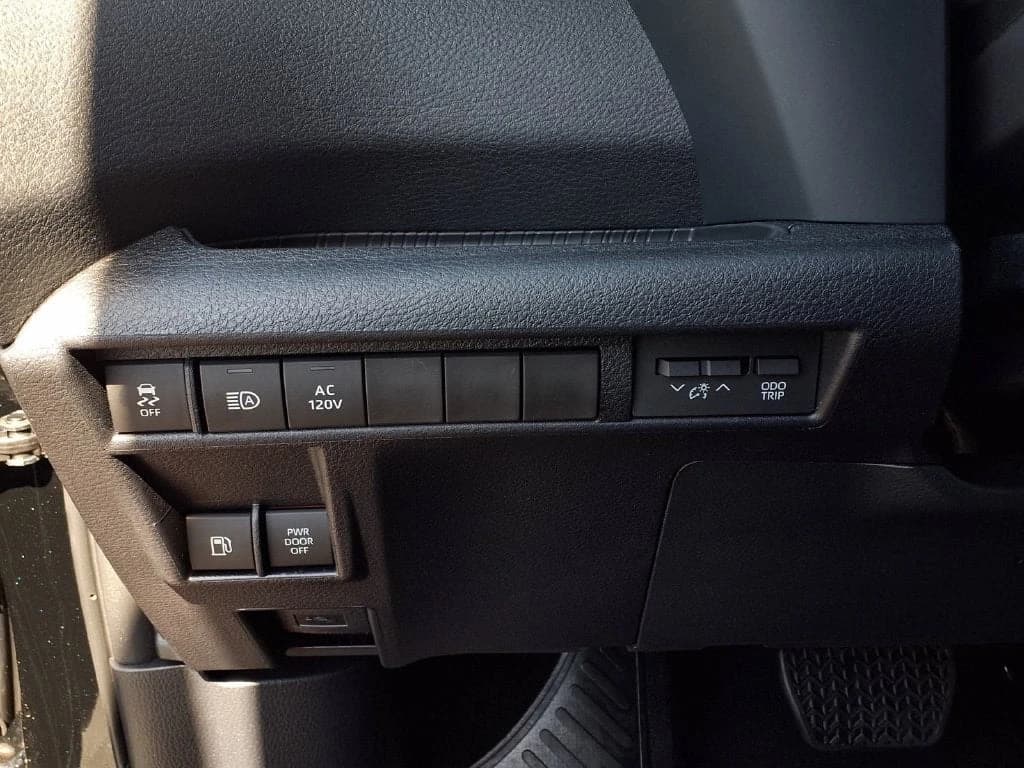 Toyota Sienna XSE FWD 7-Passenger (Natl) 2026 — side view