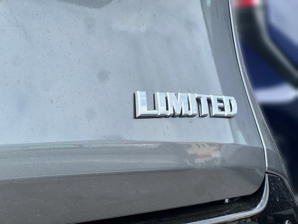 Toyota Sienna Limited FWD 7-Passenger (Natl) 2026 — side view