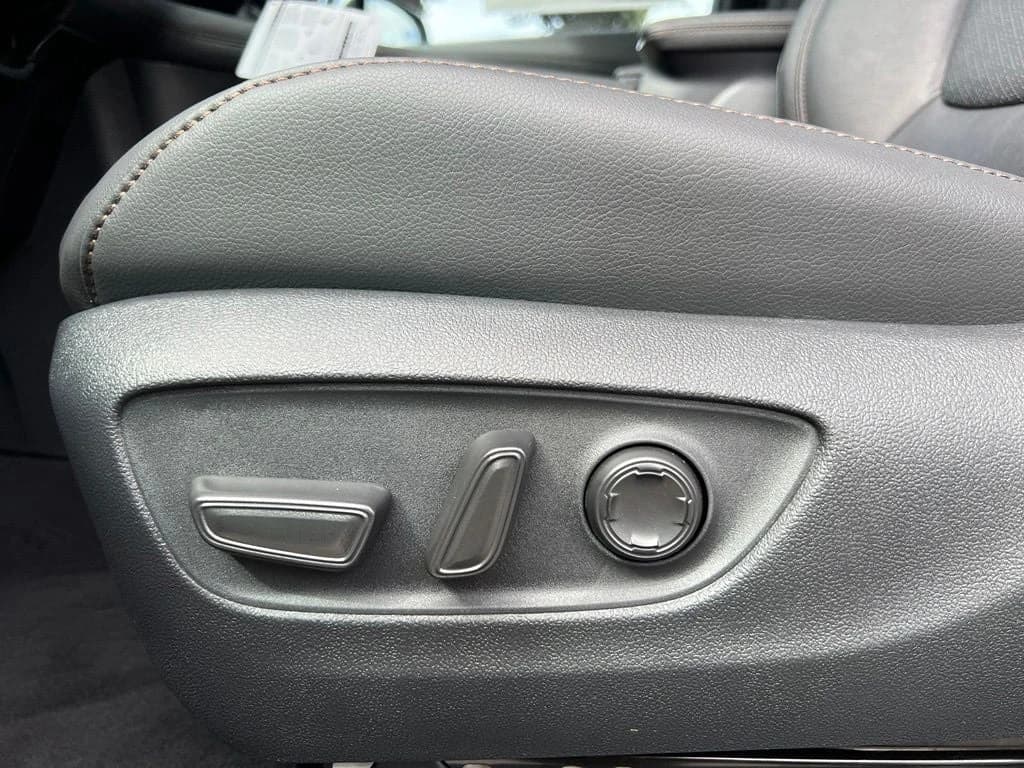 Toyota Sienna Limited FWD 7-Passenger (Natl) 2026 — side view
