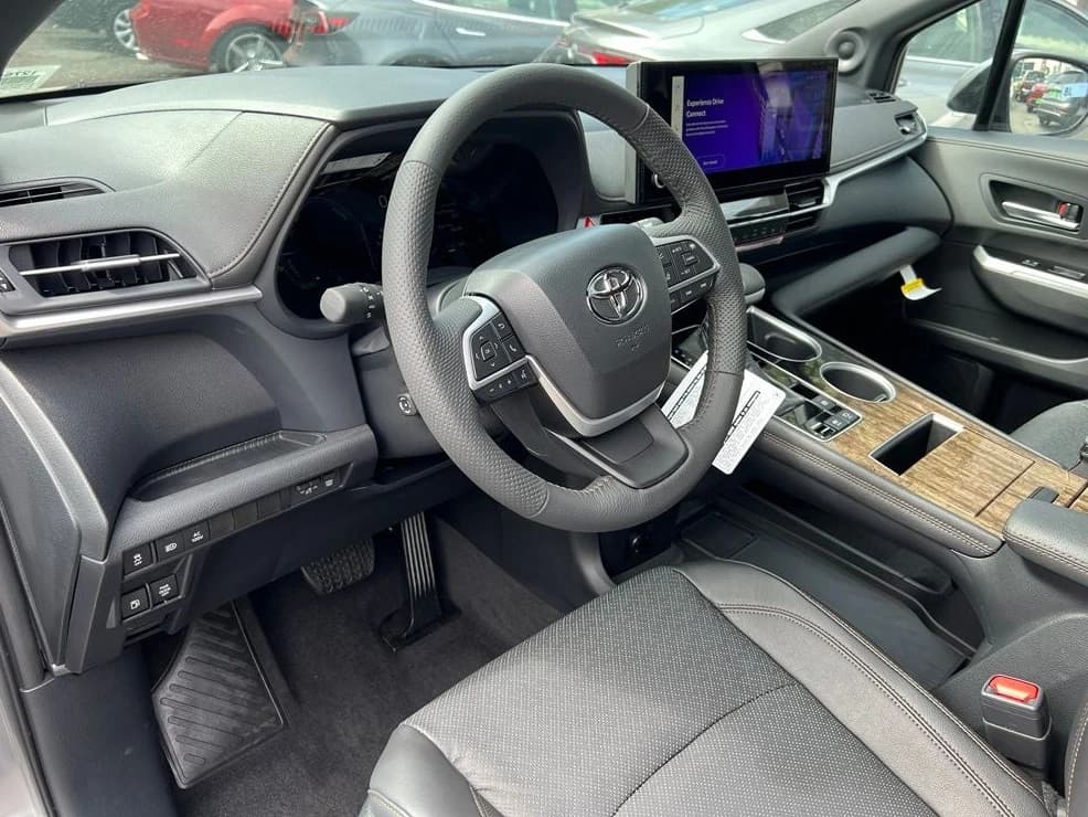 Toyota Sienna Limited FWD 7-Passenger (Natl) 2026 — side view