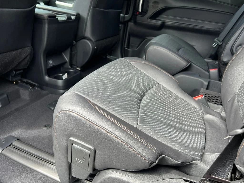 Toyota Sienna Limited FWD 7-Passenger (Natl) 2026 — side view