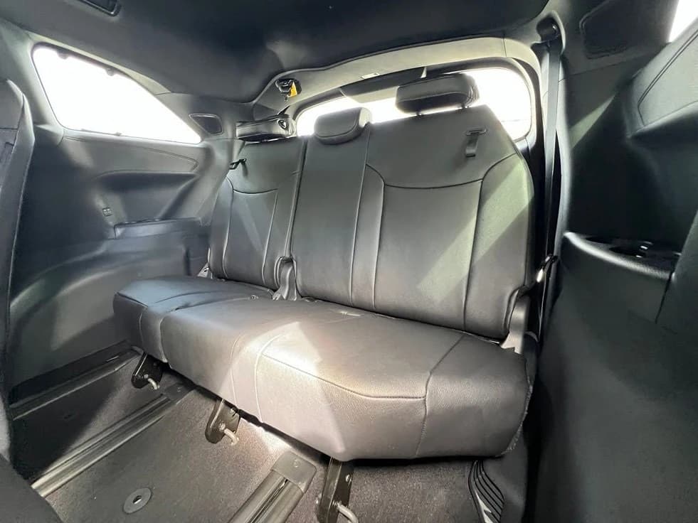 Toyota Sienna Limited FWD 7-Passenger (Natl) 2026 — side view