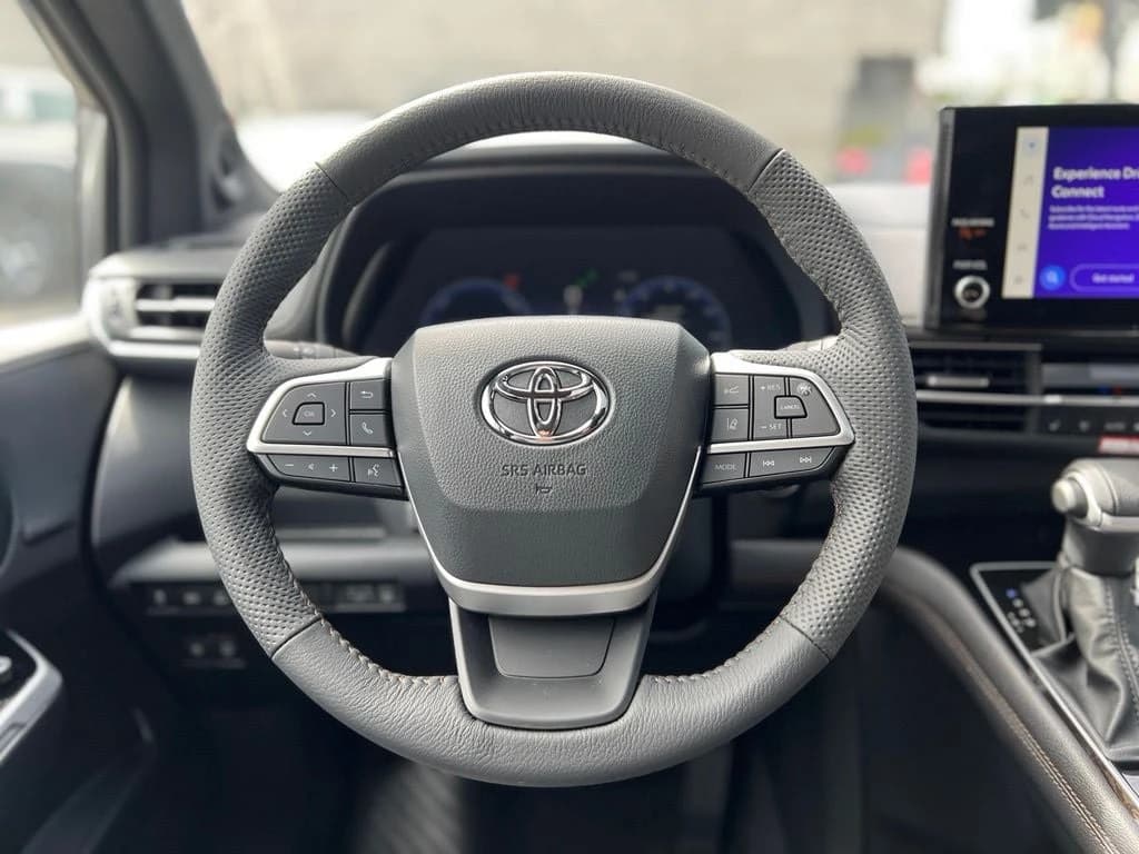 Toyota Sienna Limited FWD 7-Passenger (Natl) 2026 — side view