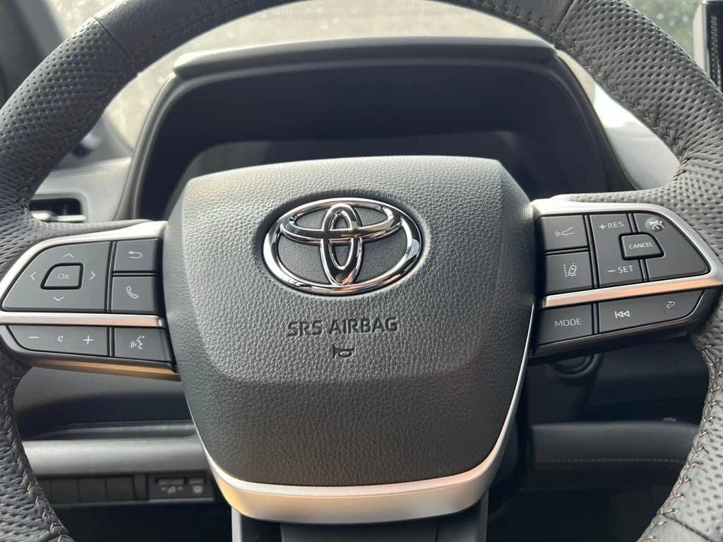 Toyota Sienna Limited FWD 7-Passenger (Natl) 2026 — side view