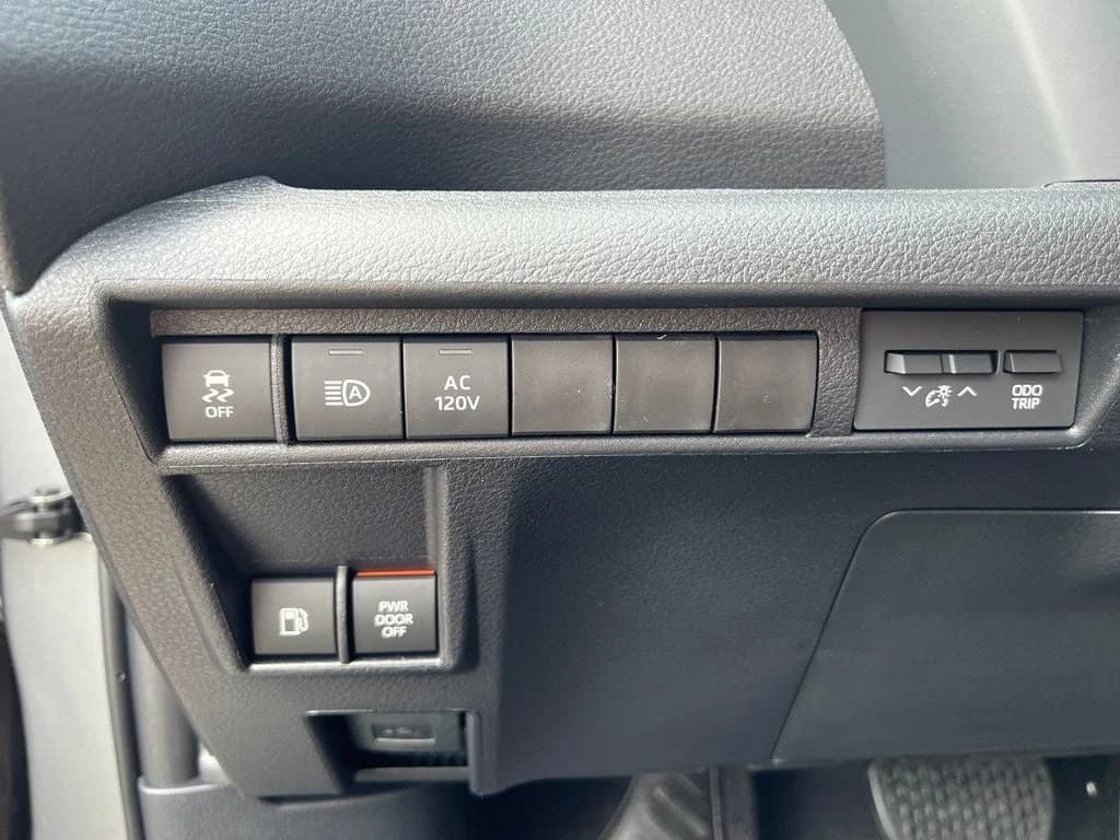 Toyota Sienna Limited FWD 7-Passenger (Natl) 2026 — side view