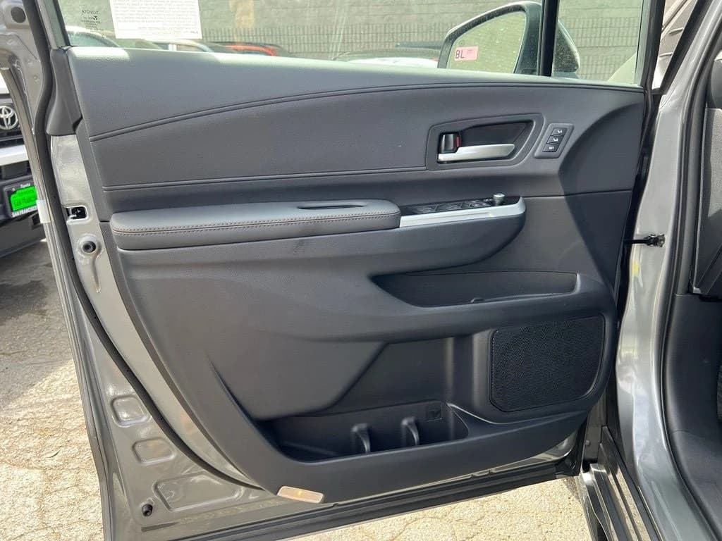 Toyota Sienna Limited FWD 7-Passenger (Natl) 2026 — side view