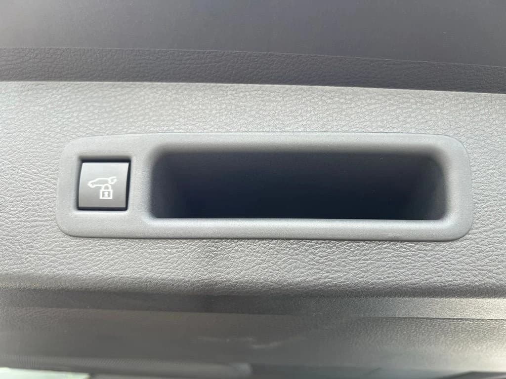 Toyota Sienna Limited FWD 7-Passenger (Natl) 2026 — side view