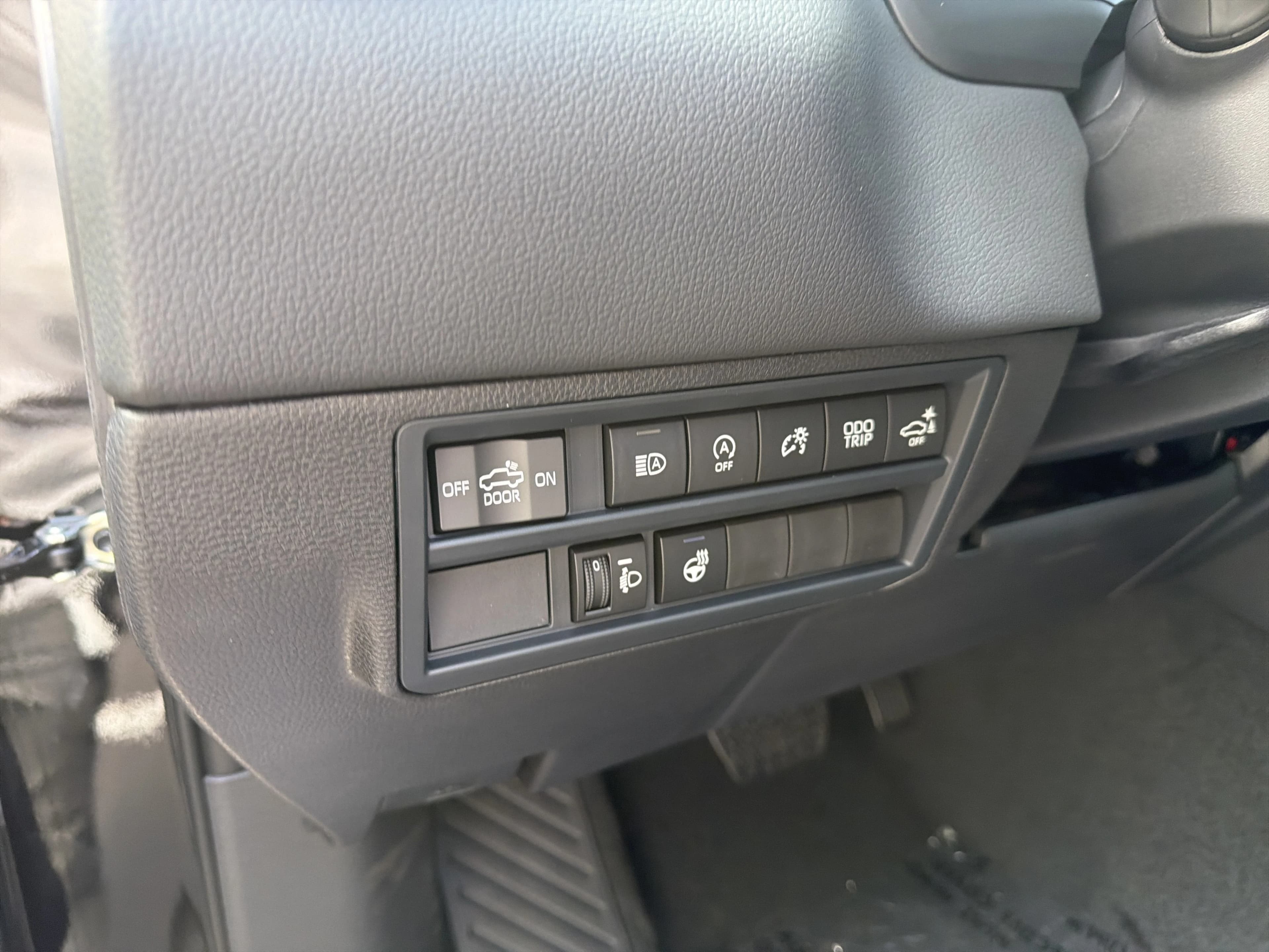 Toyota Tundra 4WD Limited CrewMax 5.5' Bed (Natl) 2026 — side view