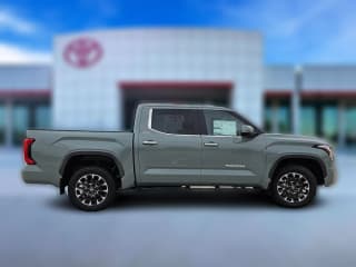 Toyota Tundra 4WD Limited CrewMax 5.5' Bed (Natl)