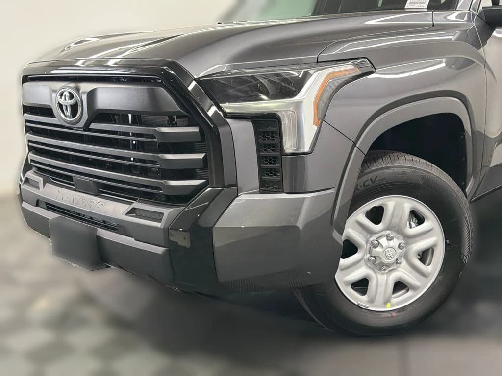 Toyota Tundra 4WD SR CrewMax 5.5' Bed (Natl) 2026 — side view