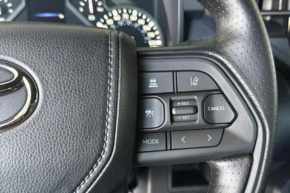 Toyota Tundra 4WD SR CrewMax 5.5' Bed (Natl) 2026 — side view
