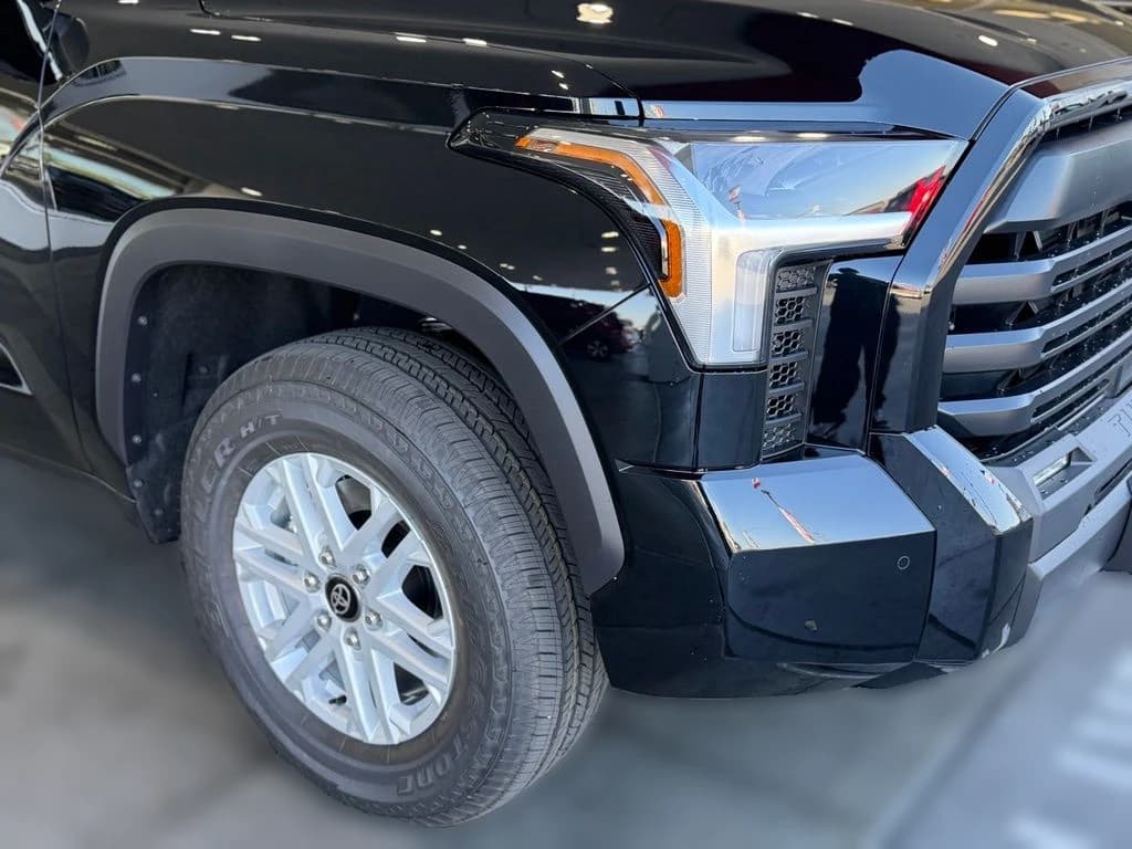 Toyota Tundra 2WD SR5 CrewMax 5.5' Bed (Natl) 2026 — side view