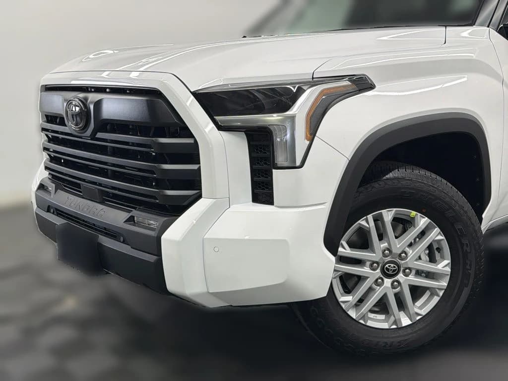 Toyota Tundra 2WD SR5 CrewMax 6.5' Bed (Natl) 2026 — side view