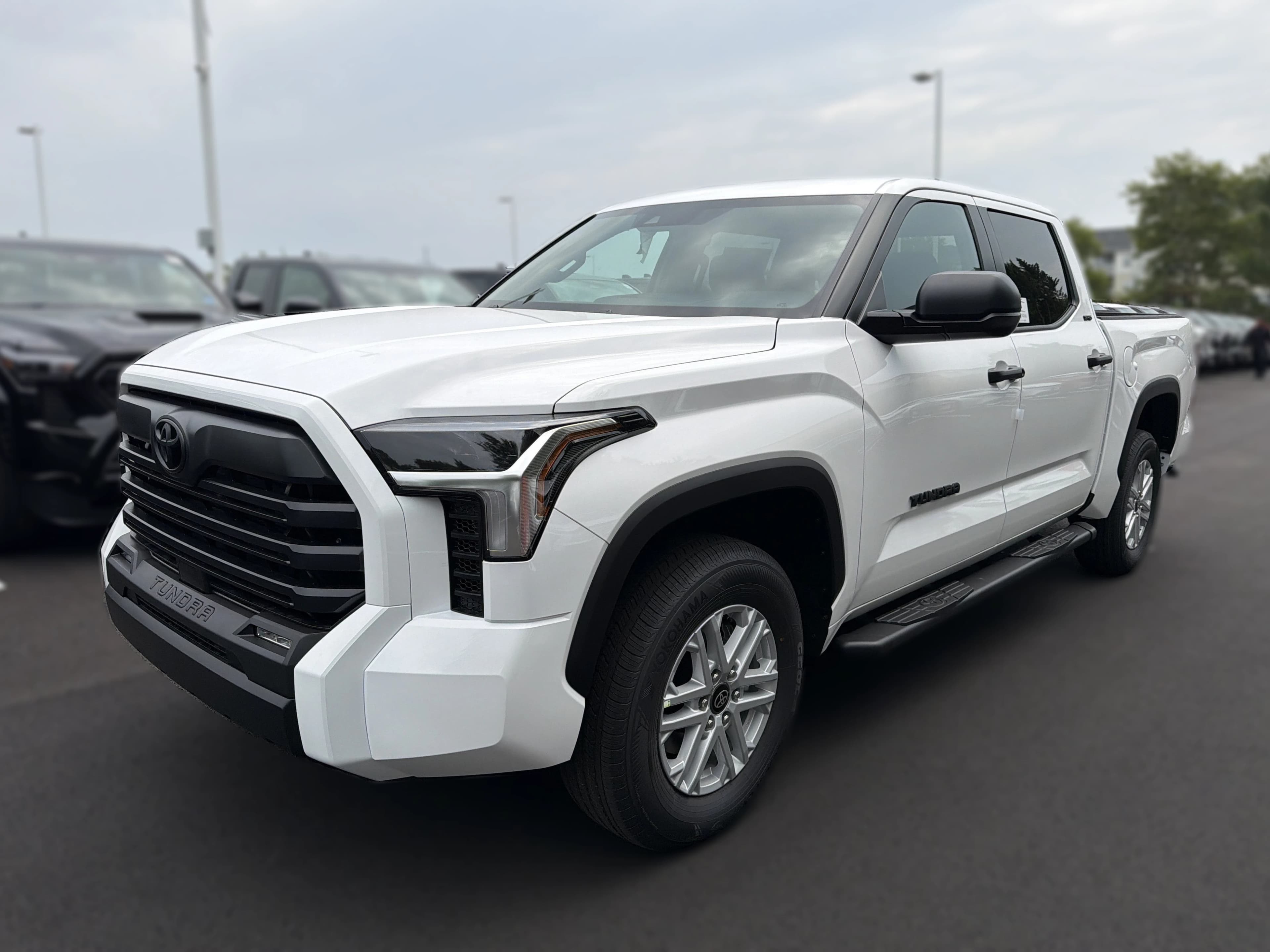 Toyota Tundra 4WD SR5 CrewMax 5.5' Bed (Natl) 2026 — side view