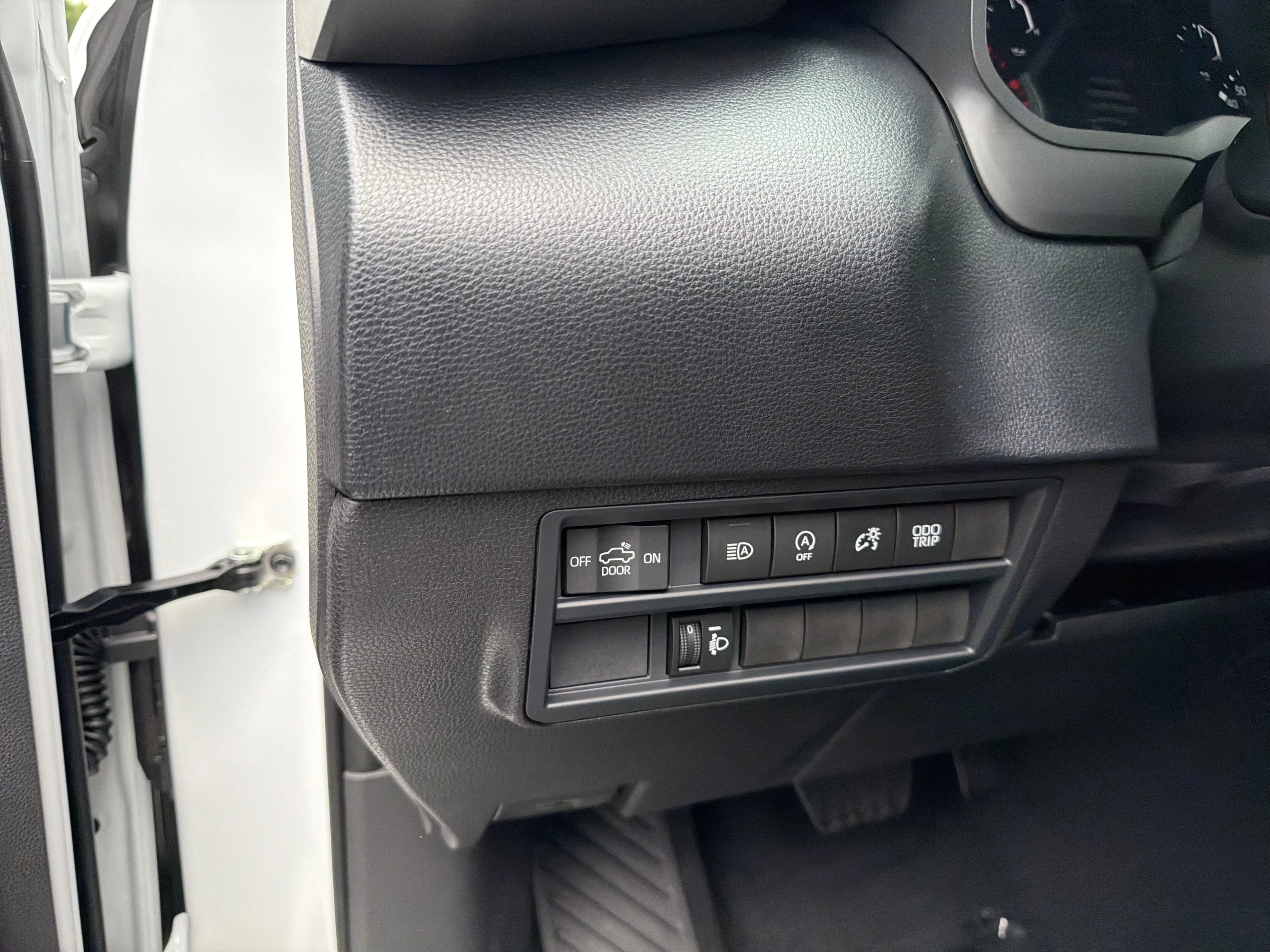 Toyota Tundra 4WD SR5 CrewMax 5.5' Bed (Natl) 2026 — side view
