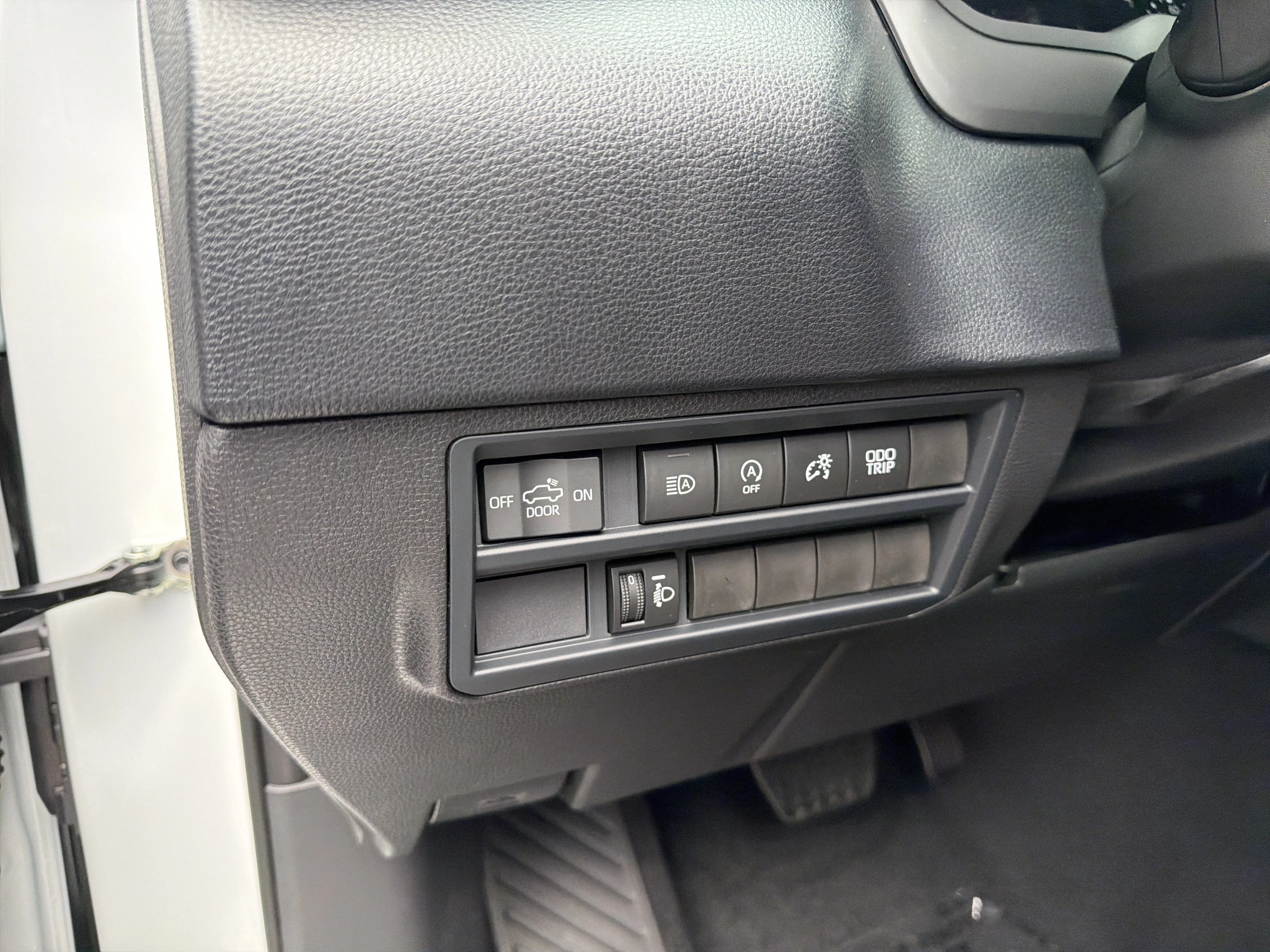 Toyota Tundra 4WD SR5 CrewMax 5.5' Bed (Natl) 2026 — side view