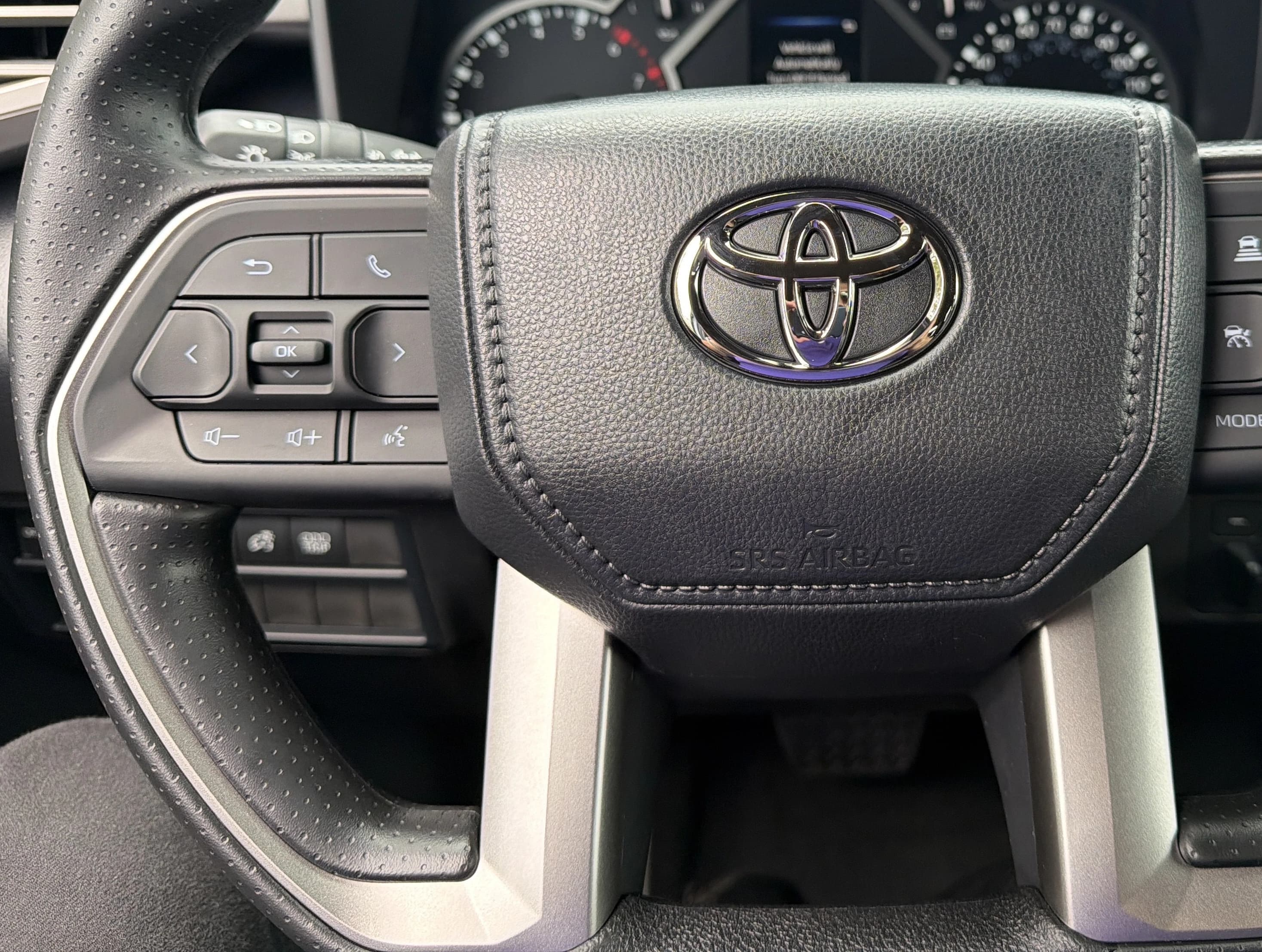 Toyota Tundra 4WD SR5 CrewMax 5.5' Bed (Natl) 2026 — side view