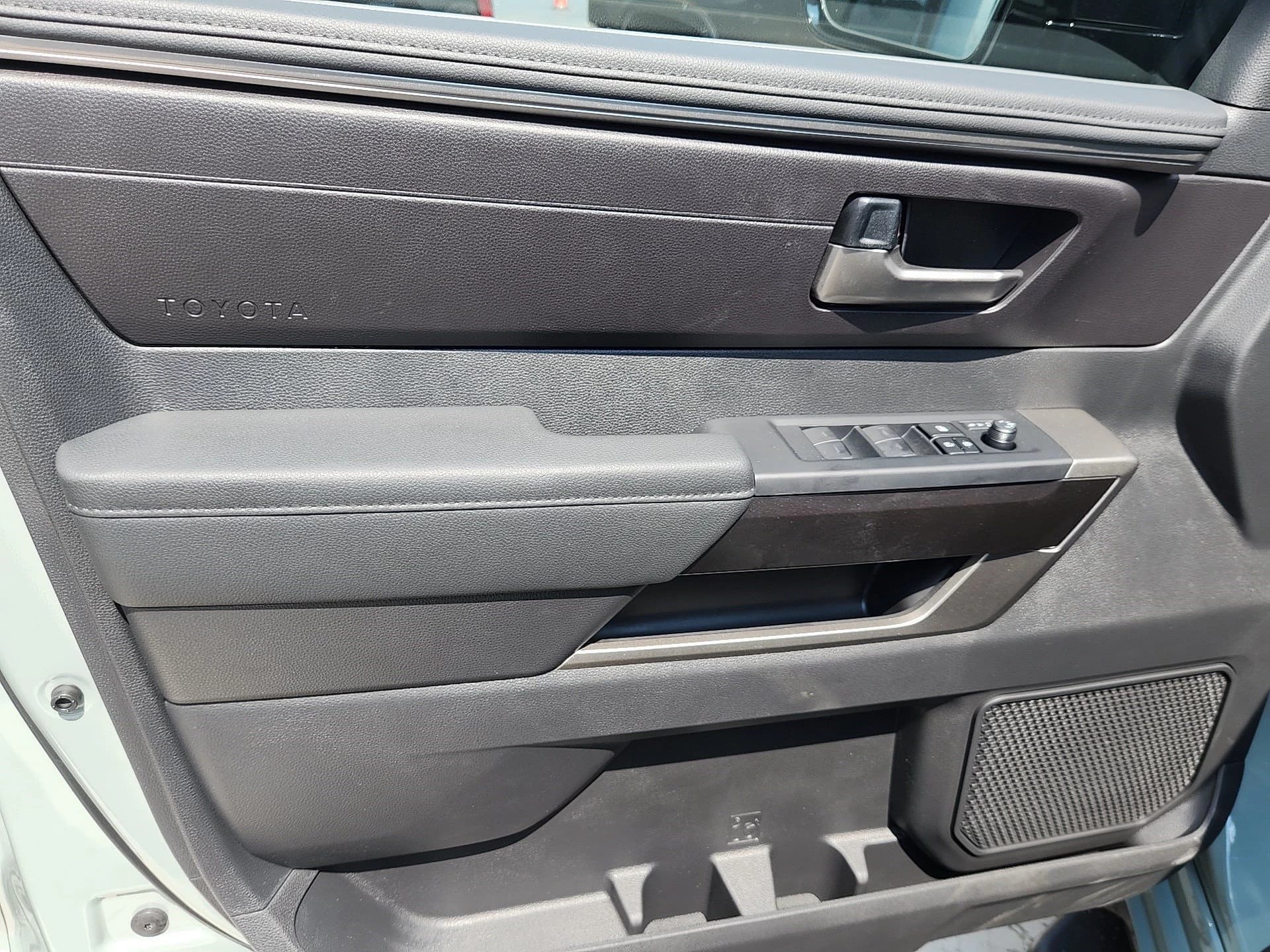 Toyota Tundra 4WD SR5 CrewMax 5.5' Bed (Natl) 2026 — side view