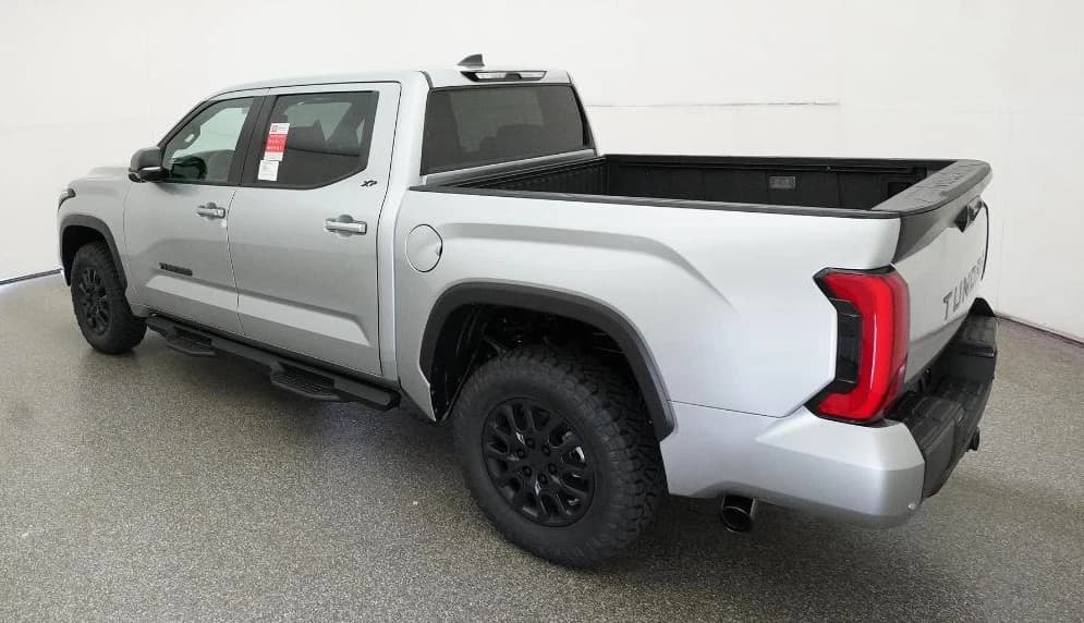 Toyota Tundra 4WD SR5 CrewMax 5.5' Bed (Natl) 2026 — side view