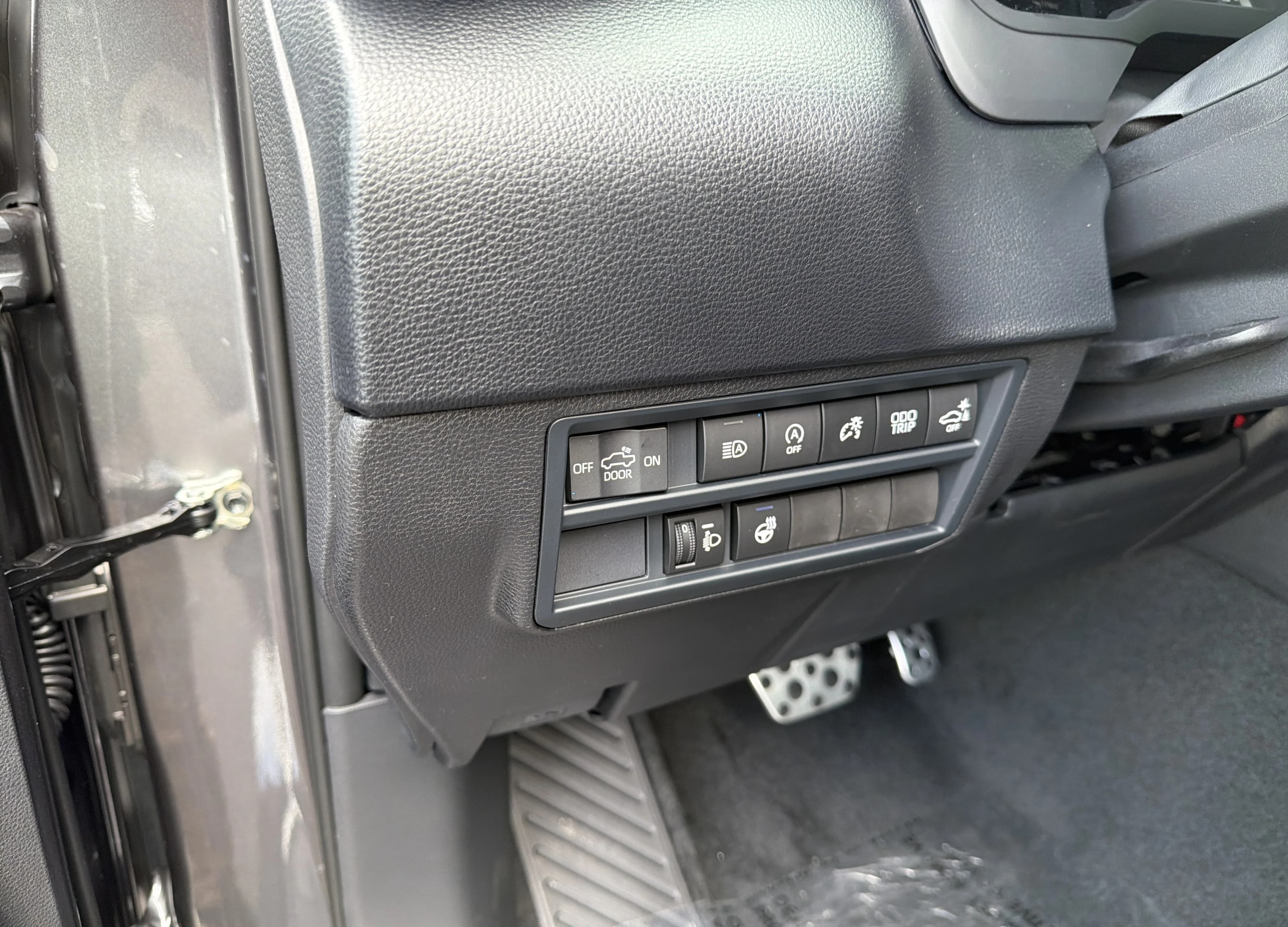 Toyota Tundra 4WD SR5 CrewMax 5.5' Bed (Natl) 2026 — side view