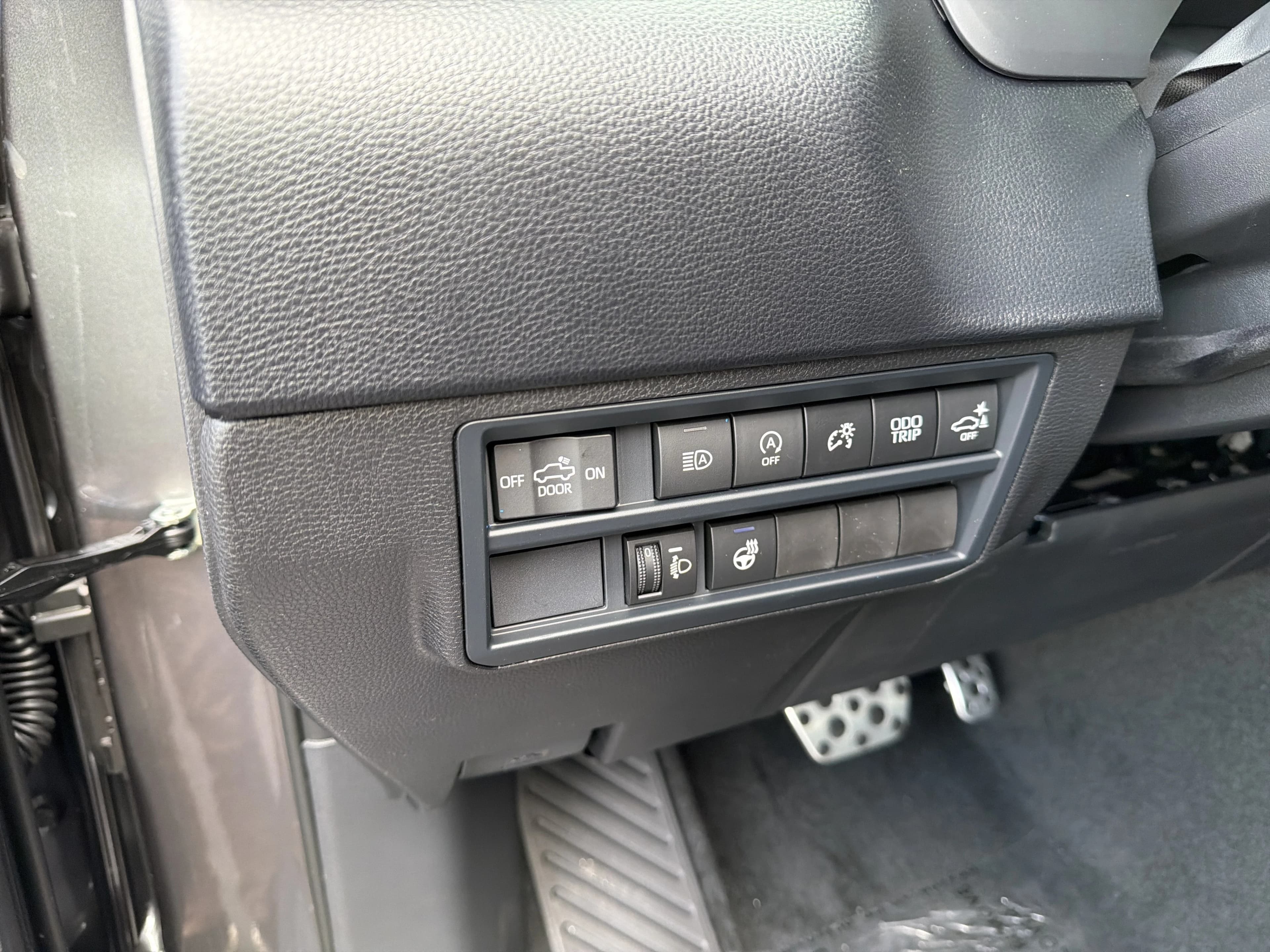 Toyota Tundra 4WD SR5 CrewMax 5.5' Bed (Natl) 2026 — side view