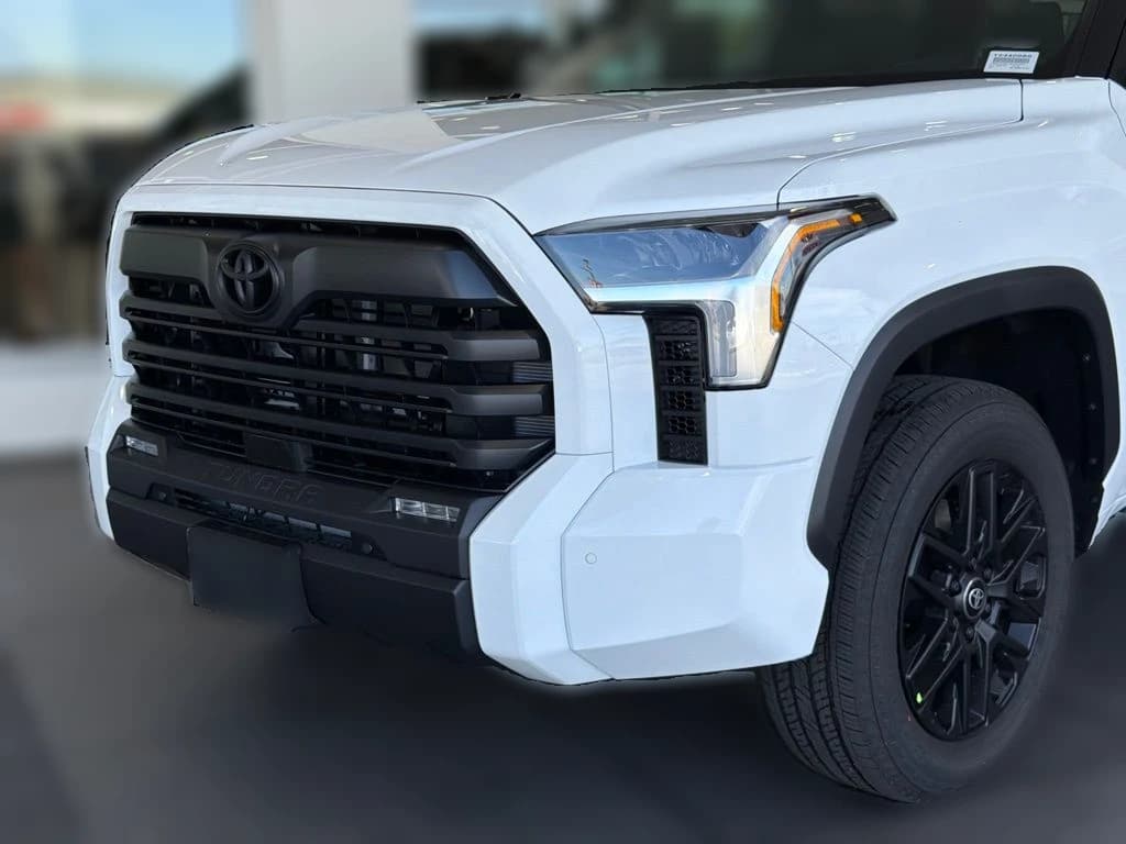 Toyota Tundra 4WD SR5 CrewMax 5.5' Bed (Natl) 2026 — side view