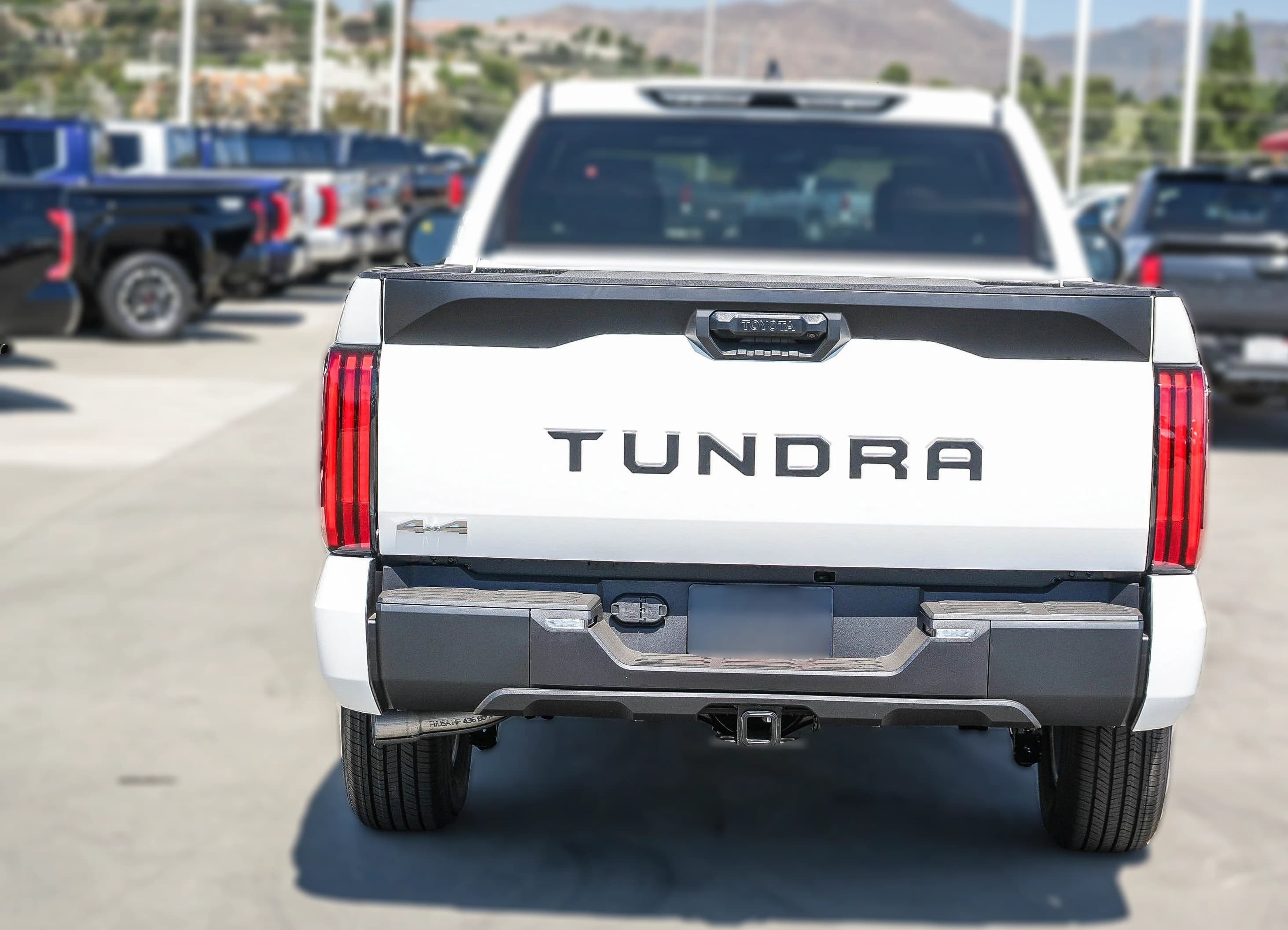 Toyota Tundra 4WD SR5 CrewMax 5.5' Bed (Natl) 2026 — side view