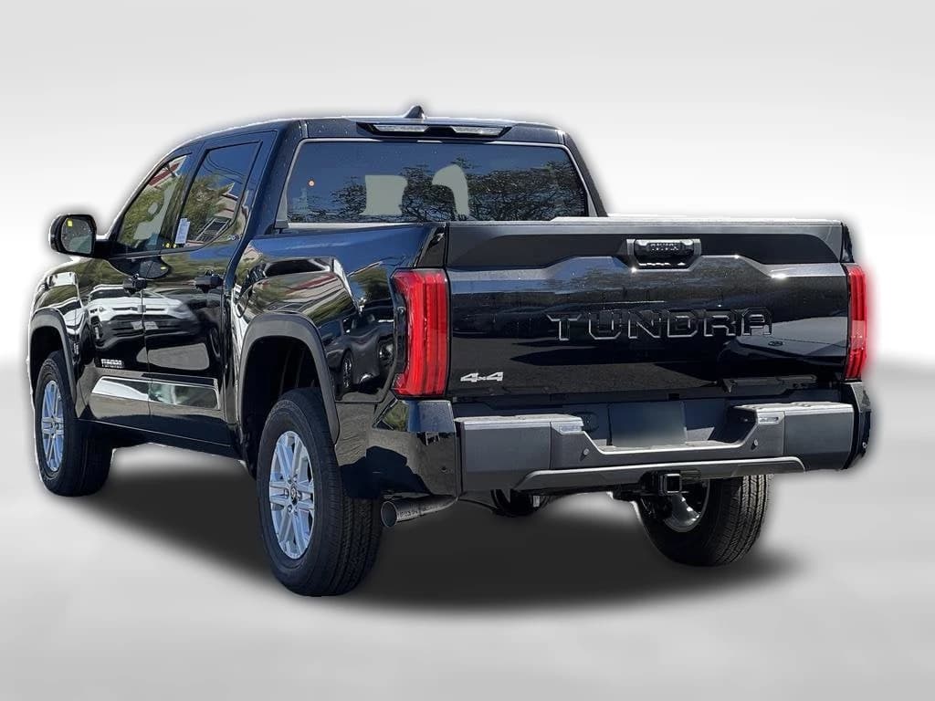 Toyota Tundra 4WD SR5 CrewMax 5.5' Bed (Natl) 2026 — side view