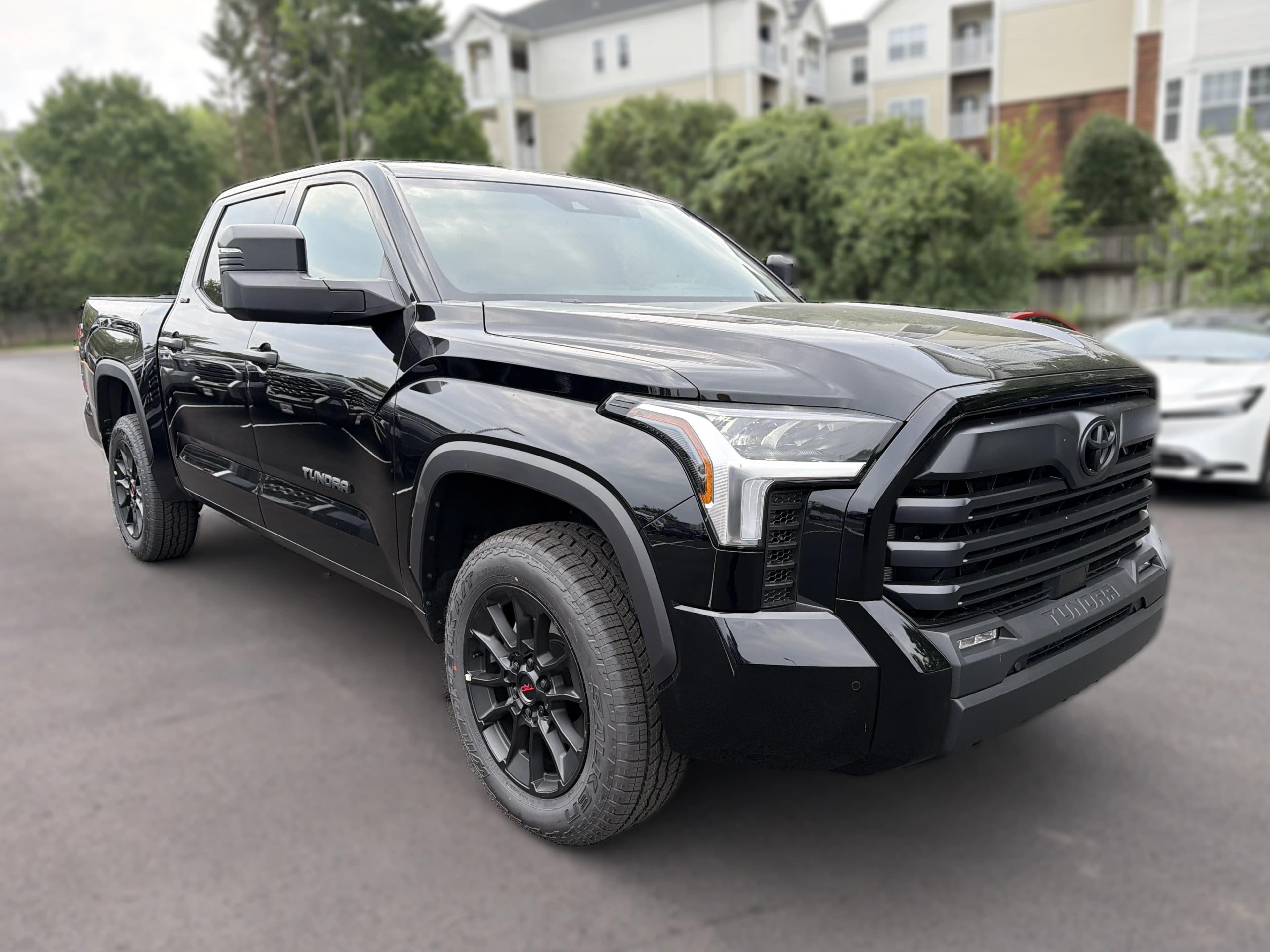 Toyota Tundra 4WD SR5 CrewMax 5.5' Bed (Natl) 2026 — side view